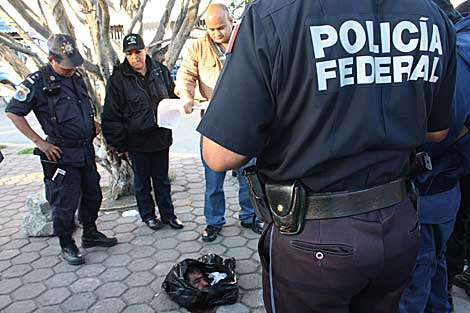 Forenses y policas examinan los restos de un cadver hallados en Chilpancingo en febrero. | Efe