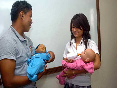 Dos participantes del programa cuidan de los bebs virtuales. | Ianire Molero