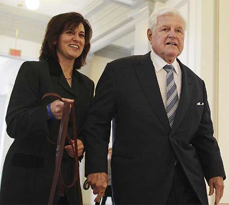 El senador junto a su esposa en el Capitolio. | Reuters