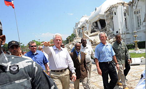 George Bush y Bill Clinton pasean por las inmediaciones del Palacio Presidencial. | AFP