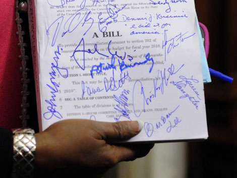La diputada federal Sheila Jackson sostiene una copia firmada de la ley. | Efe