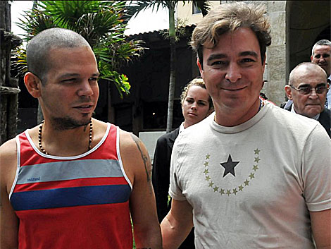 El lder del grupo Calle13 saluda a Antonio Castro, hijo del lder cubano Fidel Castro. | Reuters