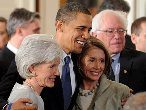 El presidente Obama junto a la congresista Nancy Pelosi y a la secretaria de Salud Kathleen Sebelius. | Efe