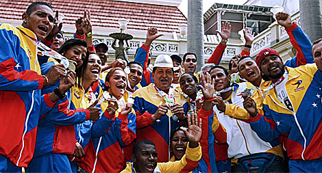 Chvez hizo el anuncio rodeado de deportistas venezolanos. | Afp