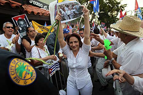 Gloria Estefan muestra una foto de las Damas de Blanco cubanas. | AFP