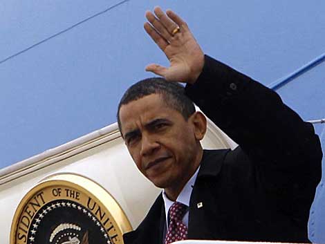 Obama saluda desde el 'Air Force One'. | Reuters