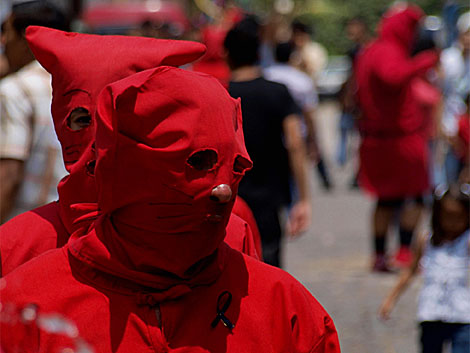 Vestidos completamente de rojo, los talcigines representan el mal. | Roberto Valencia