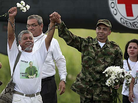El padre de Pablo Emilio Moncayo levanta la mano de su hijo. Reuters