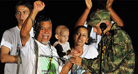 Pablo Emilio Moncayo le quita las cadenas a su padre. | AFP