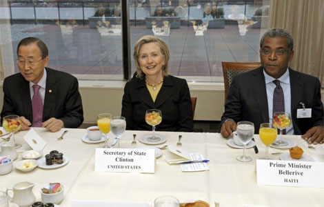 Hillary Clinton (c); Ban Ki-moon (i); y Jean-Max Bellerive. | Efe
