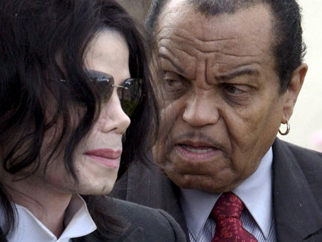 Joe Jackson con su hijo Michael en junio del 2009. |ELMUNDO