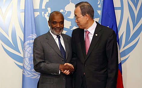 El presidente de Hait Rene Preval y el secretario general de Naciones Unidas, Ban Ki-moon (d).