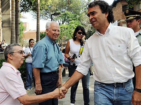 Sergio Fajardo saluda a un ciudadano. | AFP