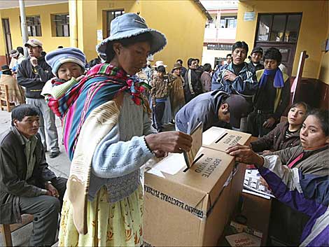 Una boliviana vota en La Paz. | Reuters