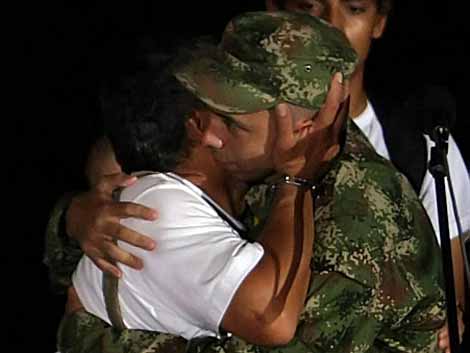 El sargento Pablo Emilio Moncayo abraza el da de su liberacin a su padre. | Efe