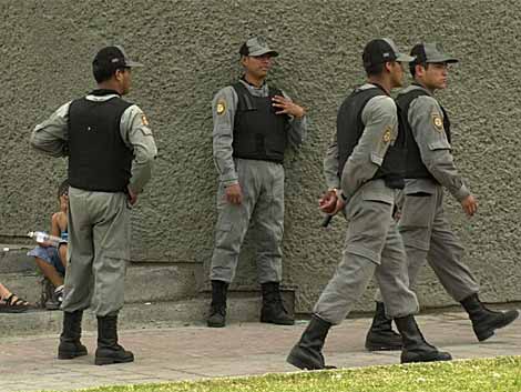 Varios policias en las calles de Monterrey.