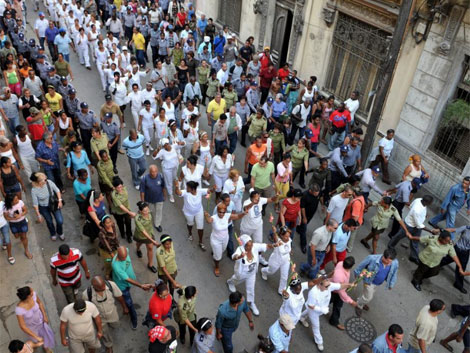 Las Damas de Blanco desfilan en La Habana escoltadas por policías. | Efe
