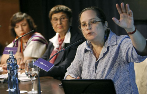 La directora de la organizacin UDEFEGUA, Claudia Samayoa (D), junto a otras dos activistas. | Efe