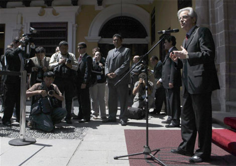 Arturo Valenzuelas da declaraciones en la cancillera peruana. | Efe