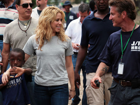 Shakira y Sean Penn en un campamento de desplazados en Hait. |Efe