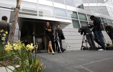 Miembros de Goldman Sachs salen de una de las centrales del banco. | Reuters
