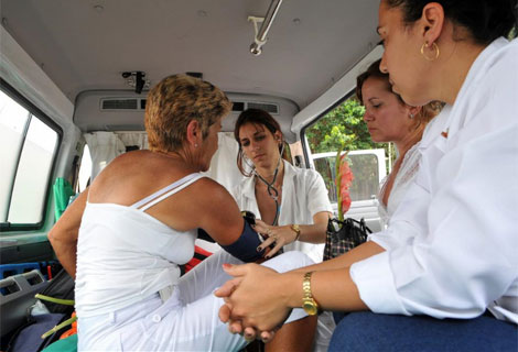 Dos integrantes de las Damas de Blanco son atendidas en una ambulancia. | Efe