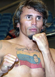 Edwin 'Inca' Valero con un tatuaje de Chvez. | Reuters