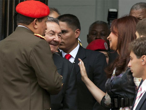 Chávez de espaldas, a su derecha Cristina Kirchner y en el centro Raúl Castro. | Reuters