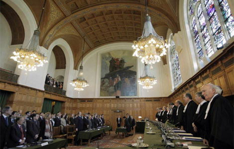 Representantes de Argentina y Uruguay de pie ante los jueces de La Haya. | Ap