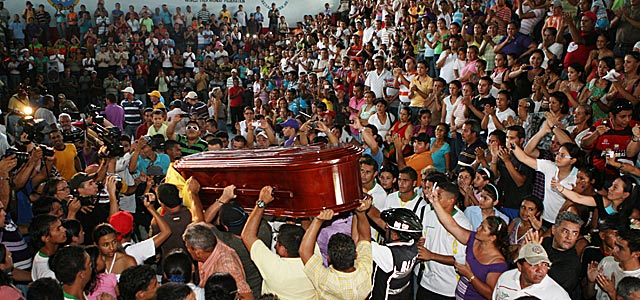 Cientos de personas asisten a las exequias del boxeador venezolano Edwin Valero. | Efe