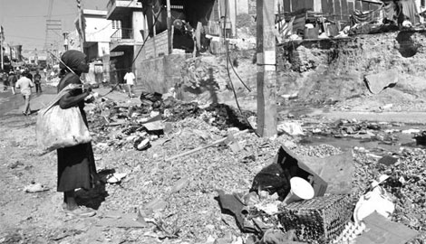 Una mujer observa la destruccin de su casa. | Rui Ferreira