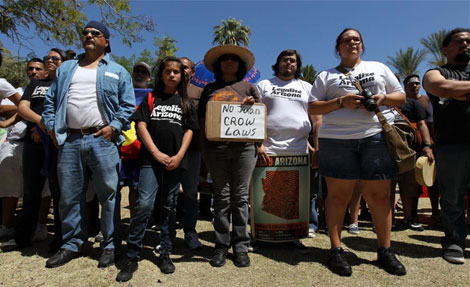 Activistas a favor de los inmigrantes se concentran frente al Capitolio de Tucson. | AFP