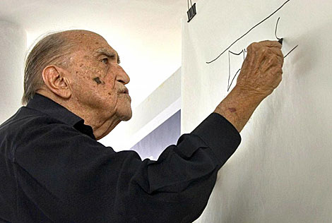 Oscar Niemeyer trabaja en un proyecto en Ro de Janeiro. | Efe