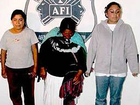 Las tres mujeres, en el momento de su detencin por el secuestro de seis agentes.