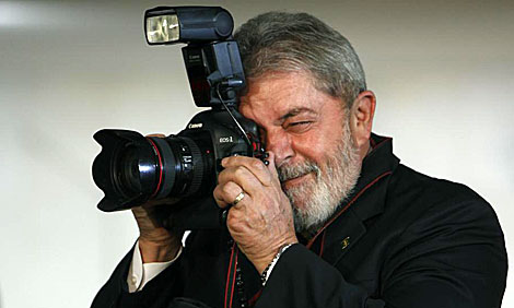 Lula da Silva bromea con la cámara de un periodista en Brasilia. | AP