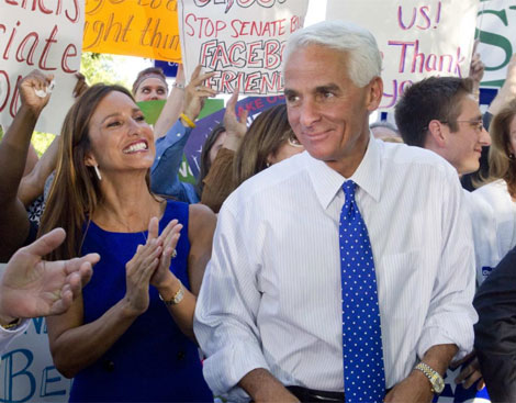 Crist, junto a su esposa Carole, durante el anuncio de su postulacin como independiente. | Reuters