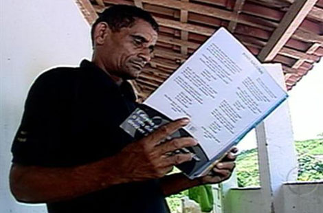 Jos Santos intenta leer un libro. | 'Jornal Hoje'