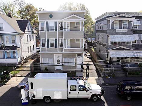 Agentes del FBI registran la vivienda de Faisal Shahzaden en Bridgeport, Connecticut. | AP