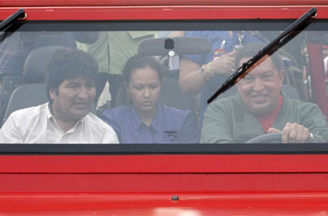 Evo Morales y Hugo Chvez viajan en un vehculo por Barinas (Venezuela). | Reuters