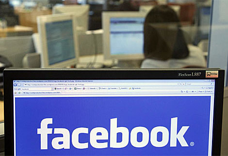 El logo de Facebook es desplegado en la pantalla de una computadora. | Reuters
