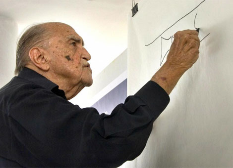 El arquitecto brasileño de 102 años Oscar Niemeyer.