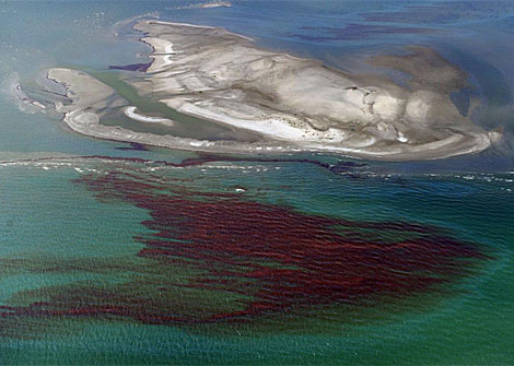 Una mancha de petrleo cerca de la islas Chandeleur en Luisiana. | AFP