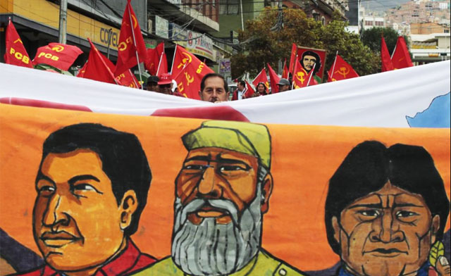 Imagenes de Fidel Castro, Hugo Chvez y Evo Morales, encabezaron el desfile del Primer de Mayo en La Paz. | Reuters