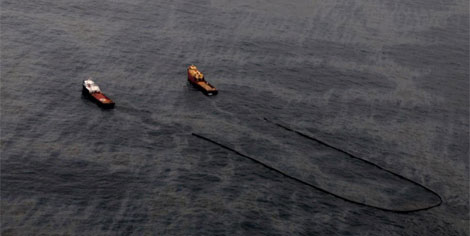 Dos barcos en labores de limpieza de la mancha negra en el Golfo de Mxico. | Efe