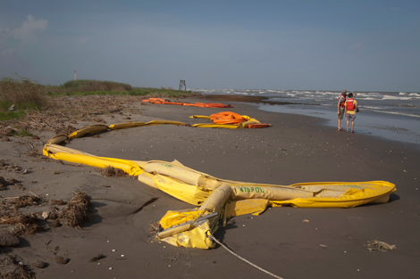 Playa en Louisiana con las protecciones para el vertido. | Reuters