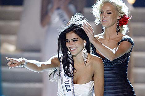 Rima Fakih es coronada como Miss USA. | AP