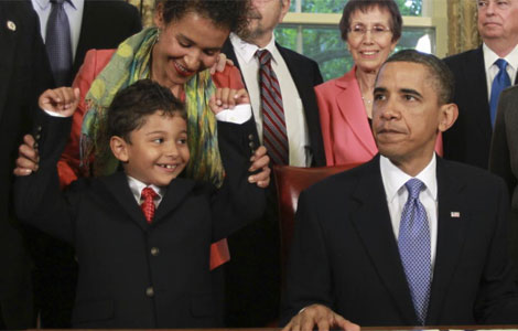 El hijo de Daniel Pearl (i) reacciona con su madre tras la firma del presidente Obama. | Reuters