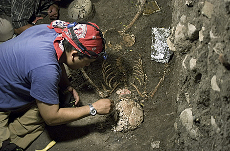 Uno de los arqueólogos que ha trabajado en el descubrimiento de la tumba, en Chiapas. | Efe