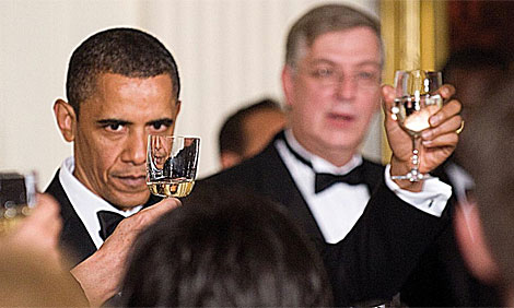 Barack Obama en el momento del brindis. | AFP
