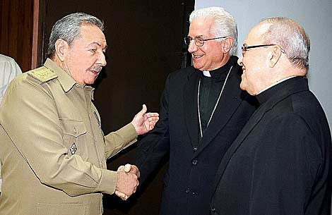 Ral Castro da la mano al presidente de los obispos ante el arzobispo de La Habana. | Efe